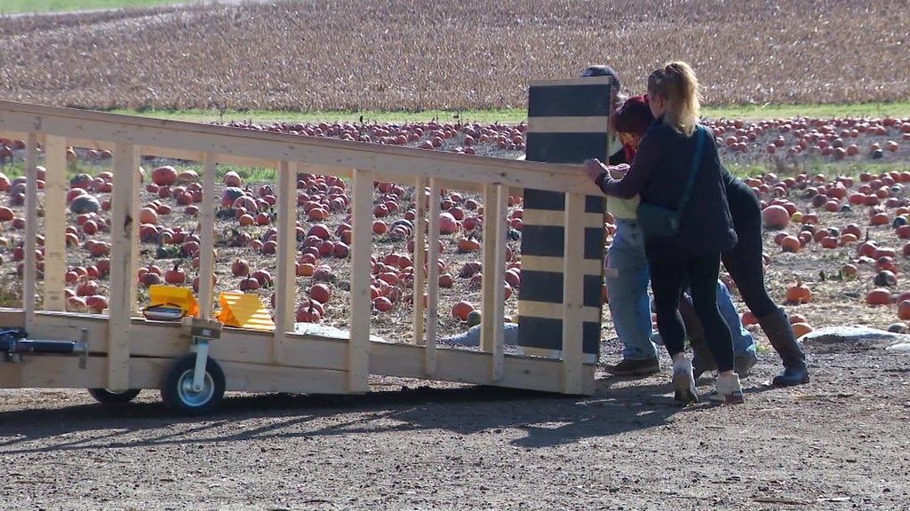 Farmington farm installs ramp to make hayride accessible to people who use wheelchairs — WCCO — Gopher, Saratoga Sports news