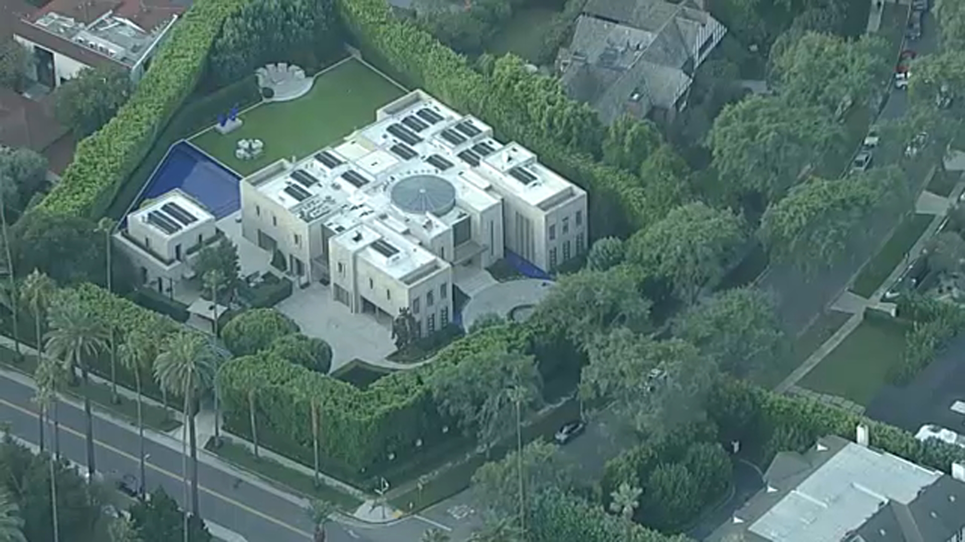 FBI serves search warrant tied to Eric Swalwell investigation at mansion in Beverly Hills
— ABC 7 Bay Area