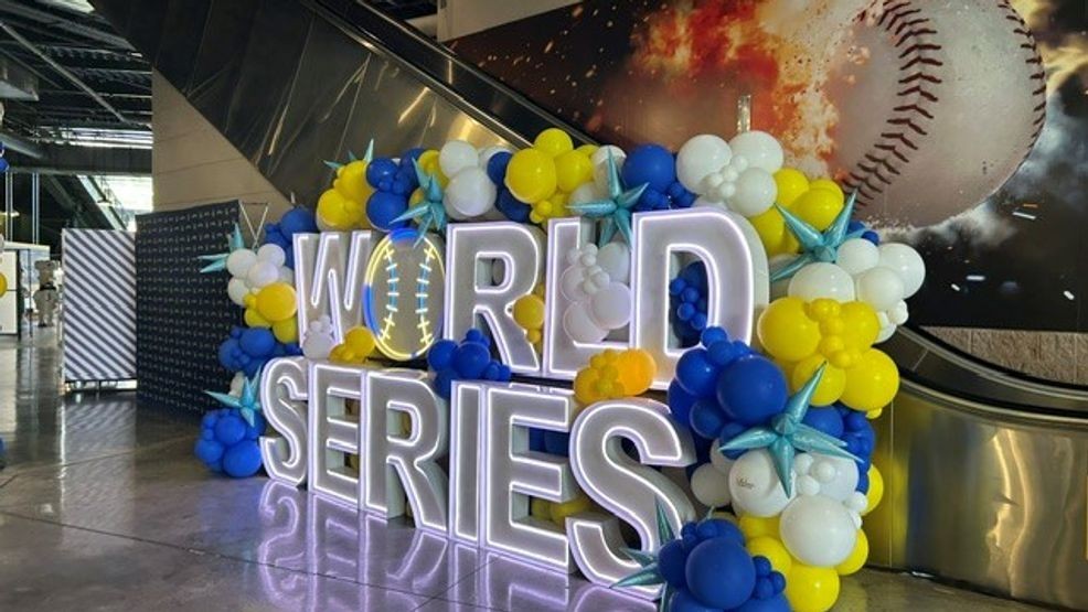 Scenes from outside the stadium| World Series Game 1 gallery — Fox 11 Green Bay Local, Saratoga Arts news
